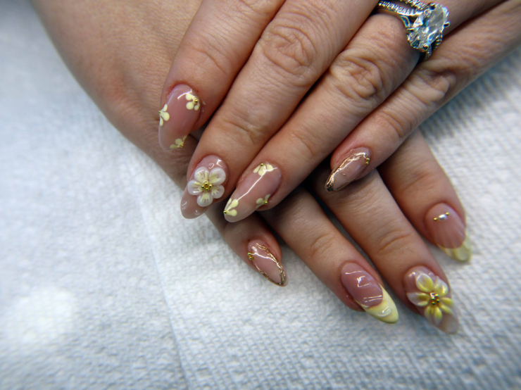 Yellow-and-White-Flower-Nail-Art-2.jpg
